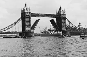 Il Ponte di Londra (o Tower Bridge) è un ponte levatoio situato a Londra, nel Regno Unito, che attraversa il fiume Tamigi