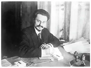 Leader Russi Stampe: Lei a scrivania di Trotsky
