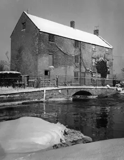 English Winter Scenes Stampe: Upton Mill in Winter