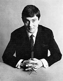 Stampe di Vidal Sassoon (1928-2012), parrucchiere britannico, noto per aver creato i tagli a punta affusata durante gli anni '60. Data: 1966 Moda Stampe: Vidal Sassoon è