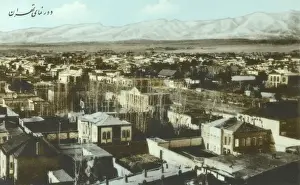Stampe di La vista si apre sulle case di Tehran, Iran, guardando verso le montagne Data: circa 1920 Teheran Stampe: Vista di Teheran, Iran.