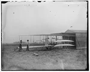 Stampe di Gli fratelli Wright Wilbur e Orville con la loro seconda macchina motore alimentata; prateria di Hufman a Dayton in Ohio. Data maggio 1904 Fratelli Wright Stampe: Gli fratelli Wright Wilbur e Orville con la loro seconda macchina motore alimentata a vapore