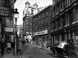 Stampe di Il Teatro del Vento sul angolo di Great Windmill Street e Shaftesbury Avenue, ed il Lyric Theatre su Shaftesbury Avenue a Londra. Il Lyric presenta Edward My Son con Peggy Ashcroft e Robert Morley Teatro Stampe: Teatro a vento