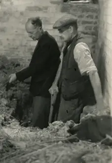 Paranormal Investigation History Stampe: Workmen digging in the cellar of Borley Rectory