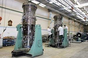 Stampe di Costruzione di motori aerospaziali. Ingegneri riuniscono motore turbogetto per velivoli. Uno è a sinistra, uno al centro e un altro alla destra lontano Immagini datate 2006 luglio: Costruzione di motori aerei