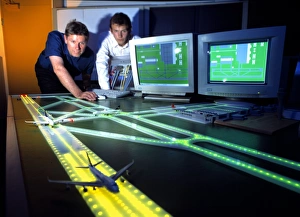 Stampe di La simulazione dell'illuminazione degli aeroporti. I ricercatori testano un sistema computerizzato integrato che gestisce le luci in una replica di uno scalo aereo Immagini datate 2003 agosto: Simulazione di illuminazione dell'aeroporto