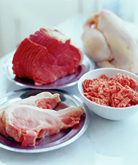 Stampe di Carne varia. Pollo (in alto a destra), manzo (a sinistra superiore), carne macinata di agnello (a destra centrale) e costole di maiale (a sinistra inferiore) sono tutte buone fonti di proteine Immagini datate 2003: Carne varia