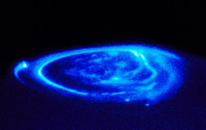 Stampe di Le aurorae su Giove. Immagine a colori ultravioletto dell'osservatorio spaziale Hubble di una aurora blu luminosa al polo nord di Giove Immagini datate 2001 maggio: Aurore su Giove