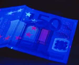 Stampe di La sicurezza del biglietto bancario. Il biglietto euro sotto luce UV. Questo evidenzia le caratteristiche di sicurezza volute per prevenire il furto Immagini datate 2004 luglio: Sicurezza del biglietto bancario