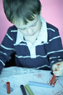 Stampe di Model rilasciato. Ragazzo disegna con matite a punta di inchiostro Felt-tips Immagini datate 2003 febbraio: Bambino disegna