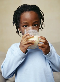 Stampe di MODEL RILASCIATO. Bevendo latte. Un bambino di cinque anni che beve un bicchiere di latte. Il latte fornisce vitamine e minerali essenziali Immagini datate 2004 agosto: Il bambino che beve latte.