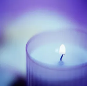 Stampe di Una candela che brucia in un contenitore di vetro Immagini datate 2003: Candle