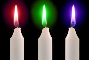 Stampe di Fiamme di candela. Immagine concettuale delle tre fiamme colorate della candela rappresentando i colori RGB (rosso, verde e blu) che si combinano per produrre altri colori Immagini datate 2004 febbraio: Fiamme di candela