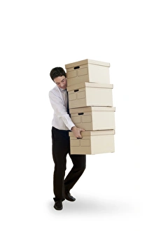 Stampe di Modello rilasciato, trasporta scatole, lavoratore di ufficio che porta troppi sacchi Immagini datate 2012 novembre: Portando scatole
