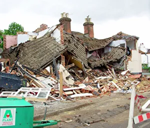Stampe di Edificio crollato. Il gas da un tubo rotto fu accidentalmente acceso e esplosione lo danneggiò nel London Tavern di Coltishall, Norfolk, Inghilterra Immagini del 16 luglio 2003: Edificio crollato