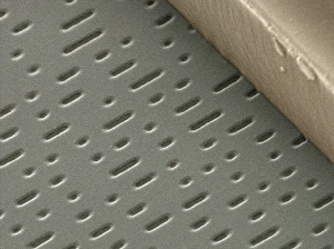 Stampe di La superficie del disco compact disc. Micrografia elettronica di scannaggio colorata (SEM) della superficie di un disco audio compact esposto per mostrare la strato musicale sotto Immagini datate 2000: Superficie del disco compattato
