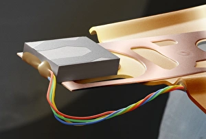 Stampe di La testa del disco rigido del computer è una struttura elettrica che legge ed scrive dati sulle superfici magnetiche dei dischi rigidi delle macchine da calcolo Immagini datate 2002 marzo: Testa di lettura/scrittura disco rigido del computer, SEM