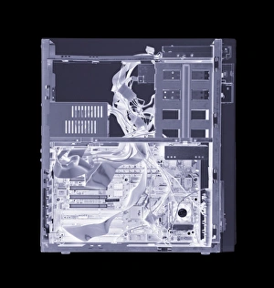 Stampe di Un computer. Immagine a raggio simulato di un'unità per il processamento verticale del computer. La parte anteriore dell'unità (a destra) contiene dischi rigidi rimovibili per lo stoccaggio dei dati Immagini datate 2004 gennaio: Computatore, ragione di risonanza simulata
