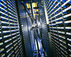 Stampe di Archiviazione di nastro computer robot. Il robot muove tra i banchi di archivi dei nastri del computer Immagini datate 1999: Archiviazione di nastro del computer robottico