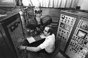 Stampe di Microscopio elettronico. Veduta di un tecnico che opera i controlli dell'antica modello del microscopio elettronico Immagini del 6 marzo 2013: Controlli dello strumento elettronico di risonanza precoce