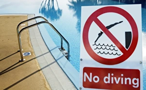 Stampe di Non segno di immersione (a destra), con una piscina da bagno del motel poco profonda all'indietro Immagini datate 3 agosto 2012: No segnalazione immersione