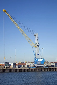 Stampe di Crano di molo. Queste gru sono progettate per spostare contenitori tra camion e navi. Il sistema dei conteneri è un mezzo molto efficace per trasportare molti tipi diversificati di mercancie Immagini datate 2008 luglio: Gru al molo