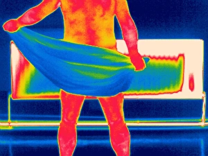 Stampe di Sudare. Termogramma di un uomo che si asciuga davanti a una radiatrice utilizzando un panno. La codifica dei colori mostra variazioni nella temperatura Immagini del 17 giugno 2003: Asciugandosi, termografia