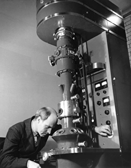 Stampe di L'elettromicroscopio di principio elettronico è stato operato da un ricercatore Immagini datate 2008 settembre: Microscopio elettronico antico