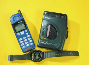 Stampe di Elettrodomestici elettronici in senso orario da sinistra una telefonia cellulare di Nokia un Walkman/Sony radio e un orologio digitale Immagini datate 2006 agosto: Elettrodomestici