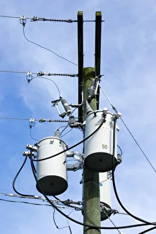 Stampe di Pole elettrico. Immagine a l'angolo del mastro trasformatore elettrico montato sul cavo di corrente con un transformatore installato sulla stessa altura che è fotografata nella città di Cocoa Immagini datate 2009 settembre: Pole elettrico con trasformatori