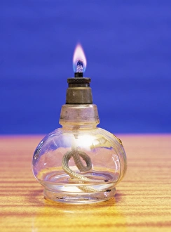 Stampe di La fiamma di etanolo. La fiamma brucia su un bastoncino che è imbevuto d'etanolo Immagini datate 2004 settembre: Fiamma di etanolo