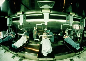 Stampe di Cirugia dell'occhio. Vista con lenti a pesci del chirurgo che opera nell'Istituto di Microcirurgia Oculare di Mosca, allora Unione Sovietica, nel 1986 Immagini datate 2003: Cirurgia dell'occhio