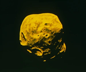 Stampe di Immagine a colori falsi di Phobos, la più grande delle due lune del pianeta Marte, vista dalla sonda russa Phobos 2 il 28 febbraio 1989 Immagini datate 1993: Immagine a colori falsi di Fobo