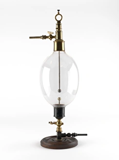 Stampe di L'Uovo di Faraday: un flusso vetro a forma d'uovo realizzato da Michael Faraday (1791-1867) per studiare il fluire dell'elettricità Immagini del 3 giugno 2013: Uovo di Faraday