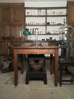 19th Century Science Equipment Stampe: Faradays laboratory