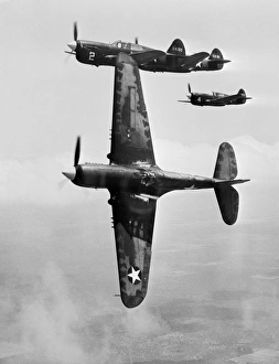 Stampe di Addestramento del pilota di caccia dell'US Air Force; formazione dei P-40 Warhawk da combattimento durante un volo di addestramento. L'aereo che conduce è peeling off per l'attacco Immagini datate 2012 dicembre: Addestramento per pilota da combattimento, 1943
