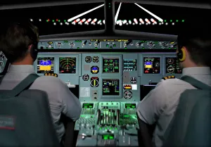 Stampe di Simulatore di volo. I piloti si allenano per un atterraggio serale nell'abitacolo del simulatore di volo. Gli simulator offrono una via economica e sicura per fornire l'allenamento Immagini datate 2002: Simulatore di volo