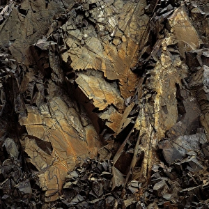 Stampe di Pietra di basalte fratturata. Questa roccia si è formata da un flusso di lava che si stava raffreddando. È diventato fratturato a causa del movimento all'interno della crosta terrestre Immagini datate 2006 settembre: La basalto fratturato