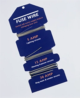 Stampe di Le corde di fusione. Tre diverse forze di corda di fusione avvolte intorno un apposito contenitore in cartone. Le diverse forze sono destinate all'uso in diversi tipi di circuito elettrico a casa Immagini datate 2004 settembre: Fuso di fusione