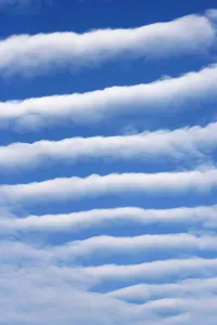Stampe di Nuvole di Altocumulo ondulate: questa formazione nuvolosa consiste di bande parallele di nuvole cumulose. Si verifica quando una strato di nube altocumulo viene influenzata dal vento scudo Grafica E Motivi Stampe: Nuvole altocumulosae ondulate