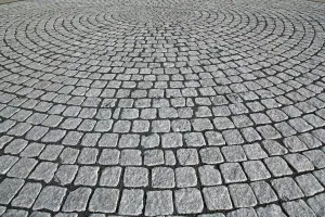Stampe di Pavimentazione di granito posata in un disegno circolare. Fotografato a Düsseldorf, Germania Grafica E Motivi Stampe: Pavimento in granito