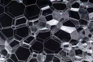 Stampe di Le bolle di sapone tra due fogli di vetro. Queste strutture formano lo stato energetico più basso possibile, noto come superficie minima, a causa dell'equilibrio delle tensioni superficiali Grafica E Motivi Stampe: Bubbline di sapone