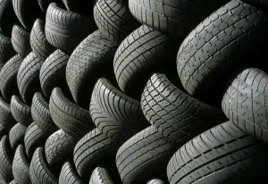 Stampe di Pneumatici di riserva. I pneumatici sono la copertura esterna in gomma delle ruote dei veicoli a motore che entrano in contatto con la strada Grafica E Motivi Stampe: Pneumatici di riserva