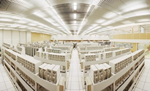 Stampe di I calcolatori a griglia. Vista a lente acquosa di una stanza piena di computer, che formano un allevamento PC con potenza di elaborazione immensa Immagini datate 2003 settembre: Fermata di rete a griglia