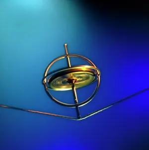 Stampe di Il gyroscope è un dispositivo di rotazione su una pezza di filo. Un gyroscope è uno scudo pesante che gira così da poter adottare qualsiasi orientamento del suo asse Immagini datate 2004: Il giroscopio che ruota su un pezzo di filo