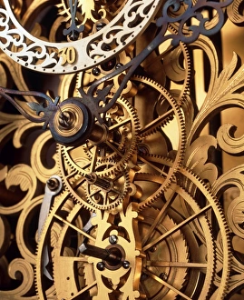 Stampe di Le viti orologiche interne e le cinghie in un orologio antico sullo sfondo decorativo Immagini datate 2003 giugno: Gli ingranaggi interni di un orologio