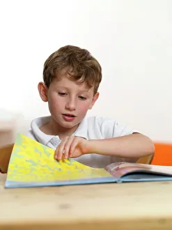 Stampe di Model rilasciato. Aprezione di lettura del bambino di sei anni che impara a leggere Immagini datate 2011 febbraio: Imparare a leggere