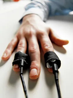 Stampe di Il rilascio del modello è autorizzato. Test di detettore della bugia con misuratori dei battiti cardiacei sulle dita di un uomo durante il test del poligrafo Immagini datate 2005: Test del lieutore di menzogna