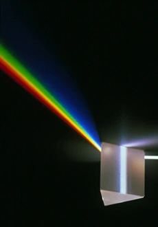 Stampe di La luce bianca che passa attraverso un triangolo di prisma viene suddivisa nelle colori arcobaleno del spettro visibile Immagini del 22 luglio 2002: Luce che passa attraverso un triangolo di prisma