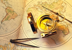 Stampe di Strumenti nautici. L'assegno magnetico insieme a due coppie di assi (a sinistra inferiore e a destra superiore) sopra un cartello geografico del XIX secolo Immagini datate 1999: Compasso magnetico sulla mappa